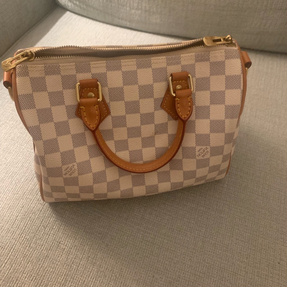 White leather bag. High quality not Louis Vuitton.
